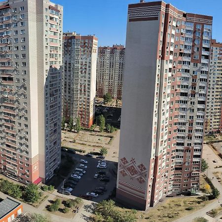 Apartment Near Metro Pozniaky Kiew Exterior foto